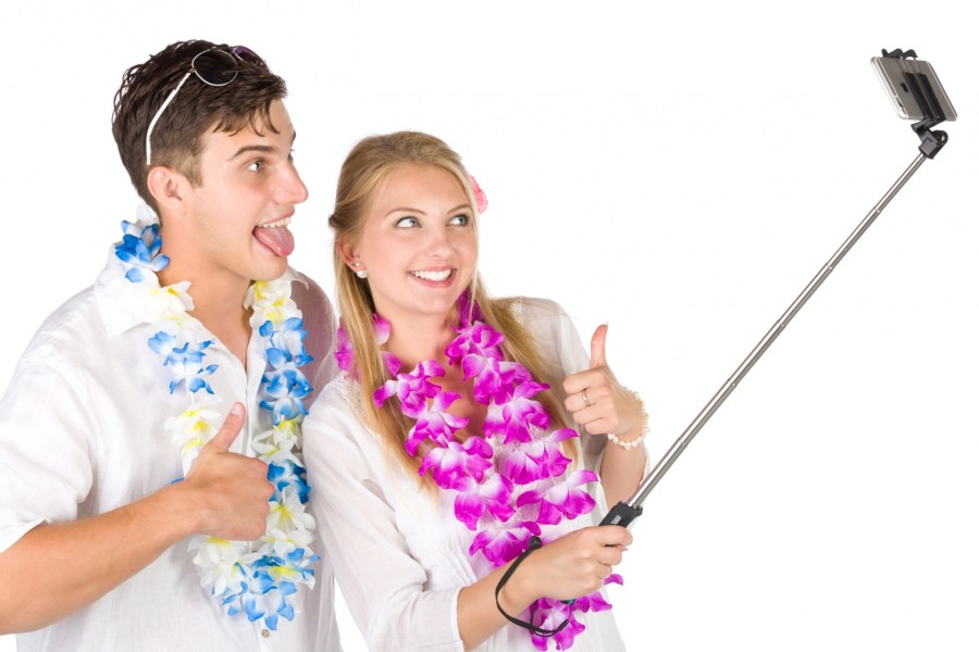 vacation-couple-taking-selfie-1530537899LQf.jpg